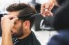 Foto: Ein Mann bekommt einen Haarschnitt